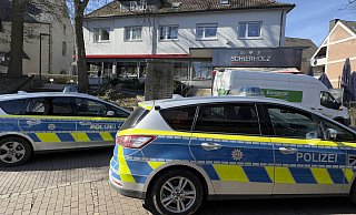 Polizeiaufgebot nach dem Überfall auf das Juweliergeschäft Schierholz am Kirchplatz in Enger. - Andreas Sundermeier Polizeiaufgebot nach dem Überfall auf das Juweliergeschäft Schierholz am Kirchplatz in Enger. - Andreas Sundermeier