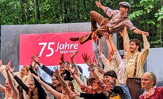 So lassen die Mitglieder der Freilichtbühne Bökendorf ihre Bühne hochleben. - Burkhard Battran