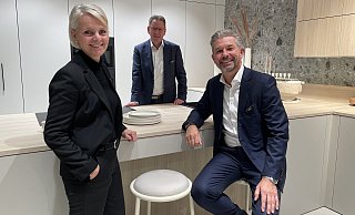 Karin Padinger, Leitung Marketing und Innenarchitektur bei Häcker-Küchen (v.l.), Karsten Bäumer, Leitung Produktmarketing und PR sowie Inhaber und Geschäftsführer Jochen Finkemeier in einer der Küchen-Neuheiten, die auf der Hausmesse gezeigt wurden. - Natalie Gottwald