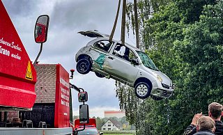 Am Mittwochvormittag wurde ein Auto mit einem Spezialkran aus der Aa in Herford geborgen. - Daniel Salmon