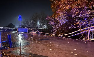 13 Menschen kamen im vergangenen Jahr bei 12 Unfällen im Kreisgebiet ums Leben. Bei diesem Unfall auf der Nordbrücke in Minden stürzte ein Fahrzeug 15 Meter in die Tiefe, eine 26-jährige Beifahrerin starb, zwei weitere Personen wurden schwerstverletzt. - Patrick Schwemling