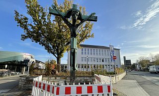 Das Rikus-Kreuz am Gierstor in Paderborn - hier vor dem Abbau - wird nach jetzigem Stand frühestens im Frühjar 2026 wieder dort stehen. - Archivfoto Lea Sasse