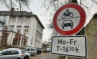 Seit Januar ist es in NRW Kommunen erlaubt, Straßen in Schulnähe zeitweise für Fahrzeuge zu sperren. An der Graf-Dodiko-Grundschule in Warburg ist dies schon länger der Fall. - Dieter Scholz