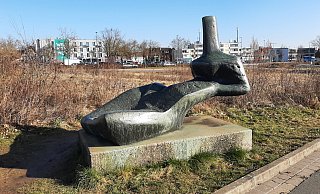 Trotz zwei Meter Länge eine häufig übersehende Skulptur in Warburg: Die Liegende vom Dalhausener Künstler Karl Josef Dierkes auf dem Klinikgelände. - Dieter Scholz Trotz zwei Meter Länge eine häufig übersehende Skulptur in Warburg: Die Liegende vom Dalhausener Künstler Karl Josef Dierkes auf dem Klinikgelände. - Dieter Scholz