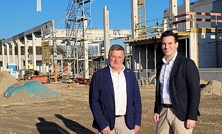 Liegen voll im Zeit- und Kostenplan: Matthias Mense und Daniel Fernandez, die beiden geschäftsführenden Gesellschafter des Autohauses, feierten am Donnerstag Richtfest. - Ludger Osterkamp
