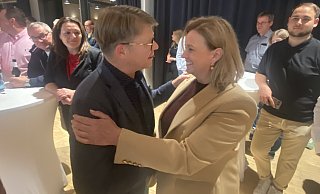 Die ersten Glückwünsche in der Wahllobby nimmt die neue Bürgermeisterin Pamela Westmeyer von ihrem unterlegenen Mitbewerber Ralf Dräger entgegen. - Jule Prietzel