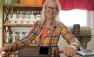 Die mit Karbid beheizte, alte Röstmaschine aus dem späten 18. Jahrhundert gehört zu den Ausstellungsstücken im Rösthaus von Dagmar Meerkötter. - Elke Niedringhaus-Haasper