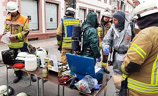 Unbekannte hatten in einem Geschäft an der Hauptstraße in Warburg Buttersäure verschüttet. Feuerwehr und Polizei waren im Großeinsatz. - Dieter Scholz