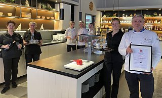 Im betriebseigenen Restaurant der Bröckling Vullhorst Ingenieure wird immer frisch gekocht: Andrea Tessmer (v.l.), Bärbel Sandbrothe, Petra Austermann, Maria Dreisewerd, Faye Gellermann und Madeline Graßhof unterstützen den Chefkoch Roberto Schack tatkräftig. - Jule Prietzel