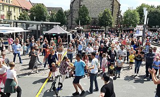 „Buntes Warburg“: Ein spontanes Tänzchen vor der Bühne auf dem auf dem sonnenbeschienen Marktplatz in der Neustadt. - Dieter Scholz