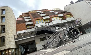Ein Teil der offenen Trinker- und Drogenszene in Paderborn versammelt sich neuerdings an der Außentreppe zum Gebäude Westernmauer 12-16. - Rajkumar Mukherjee