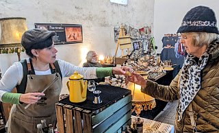 Bei diesem Stand auf dem Herbst-Cocktail in Beverungen-Wehrden darf auch gerne erst mal probiert werden. - Burkhard Battran