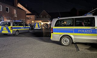 Ornungsamt, Zoll und Polizei haben am Donnerstagabend ein illegales Poker-Turnier im Veranstaltungsraum einer ehemaligen Gaststätte im Kaunitzer Ortszentrum beendet. Die Spieler werden aus dem Saal gewiesen. Einige diskutieren vor dem Eingang über das unplanmäßig frühe Ende des Abends.?Foto: Roland Thöring - Neue Westfälische