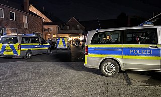 Ornungsamt, Zoll und Polizei haben am Donnerstagabend ein illegales Poker-Turnier im Veranstaltungsraum einer ehemaligen Gaststätte im Kaunitzer Ortszentrum beendet. Die Spieler werden aus dem Saal gewiesen. Einige diskutieren vor dem Eingang über das unplanmäßig frühe Ende des Abends.?Foto: Roland Thöring - Roland Thöring