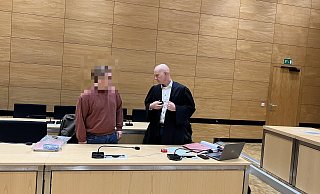 Strafverteidiger Jerrit Schöll (r.) ist am Tag der Urteilsverkündung an der Seite des Angeklagten. Der erfahrende Jurist hielt sein Plädoyer kurz und überließ es dem Gericht, über die Schuld- und Steuerungsfähigkeit sowie eine weitere Gefährlichkeit seines Mandanten zu urteilen. - Jürgen Mahncke