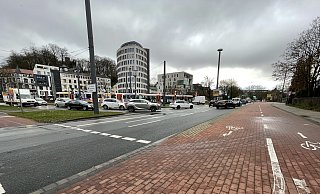 Autofahrer, die am Adenauerplatz von der Kreuzstraße kommend, auf die Artur-Ladebeck-Straße wollen, haben wenig Platz und kommen sich auf zwei engen Spuren ins Gehege. - Susanne Lahr Autofahrer, die am Adenauerplatz von der Kreuzstraße kommend, auf die Artur-Ladebeck-Straße wollen, haben wenig Platz und kommen sich auf zwei engen Spuren ins Gehege. - Susanne Lahr