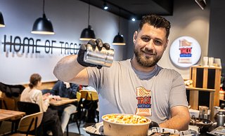 Inhaber Aras Sheikmous serviert im "Taco Brothers" in Bielefeld sein "Mac´n´Cheese" - Mike-Dennis Müller / www.mdm.photo