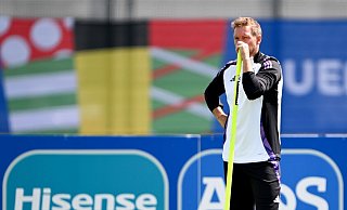 Bundestrainer Julian Nagelsmann verfolgt das Training seiner Mannschaft. - Federico Gambarini/dpa