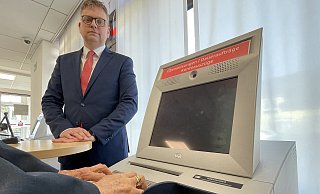 Nils Wehmeier, Bereichsleiter der Sparkasse Herford, weiß, dass gerade ältere Menschen bei ihren Geldgeschäften zunehmend Unterstützung brauchen. In den allermeisten Fällen würde das Geldinstitut gemeinsam mit den Kundinnen und Kunden da aber gute Lösungen finden, sagt er. - Natalie Gottwald Nils Wehmeier, Bereichsleiter der Sparkasse Herford, weiß, dass gerade ältere Menschen bei ihren Geldgeschäften zunehmend Unterstützung brauchen. In den allermeisten Fällen würde das Geldinstitut gemeinsam mit den Kundinnen und Kunden da aber gute Lösungen finden, sagt er. - Natalie Gottwald