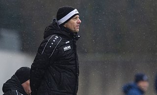 Vom Schnee gestoppt: Trainer Nils Drube und der SV Rödinghausen können am Wochenende nicht auf dem Platz im Häcker Wiehenstadion stehen. - Noah Wedel