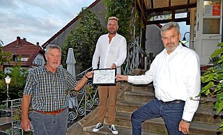 Zum Abschied bekommt Günter Augustin (v. l.) eine Karrikatur, auf der alle Mitglieder der SPD-Fraktion unterschrieben haben. Überreicht wird das Geschenk vom Stadtverbandsvorsitzenden Peter Heepmann (Mitte) und Weggefährten Dirk Becker. - Gunter Held