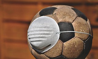 Beim Fußball fallen schon wieder Spiele wegen der Pandemie aus. - (Symbolbild): Pixabay