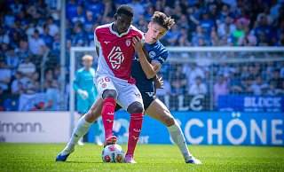 Arminia Bielefelds Verteidger Maximilian Großer bearbeitet seinen Gegenspieler Breel Embolo. - Sarah Jonek Arminia Bielefelds Verteidger Maximilian Großer bearbeitet seinen Gegenspieler Breel Embolo. - Sarah Jonek
