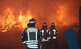Flammen schießen empor. Gegen 4 Uhr morgens war das Feuer ausgebrochen. - Ekkehard Wind