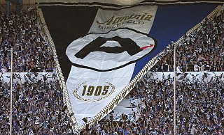 111 Jahre: Große Choreographie der Arminia-Fans vor dem Anpfiff aus Anlass des Klub-Geburtstags. - dpa