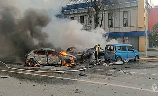 Feuerwehrleute löschen in Belgorod brennende Autos. - Russia Emergency Situations Ministry telegram channel/AP/dpa