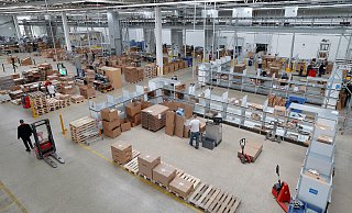Blick von oben: In der Kommissionierzone können täglich 8.000 Pakete zusammengestellt und versendet werden, außerdem 200 Paletten. Beim Neubau ist auch auf ergonomische Arbeitsbedingungen und helle Umgebung geachtet worden. - Patrick Menzel