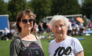 Maxi Gnauck (l) wird 60 und bewundert Simone Biles. - Heiko Rebsch/dpa