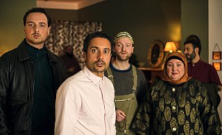 Nuri Yildiz (v. l.), Omar El-Saeidi, Vincent Redetzki, Meltem Kaptan und Mohamed Achour in einer Szene aus der neuen Serie "Habibi Baba Boom". - Bernd Spauke/Disney+