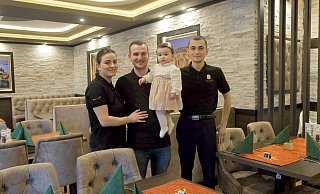 Familie Hajdaraj freut sich auf ihre Gäste (von links): Rebeka, Erjus mit Eloise und Uenti Hajadaraj im Restaurant Korfu. - Wencke Meckenstock