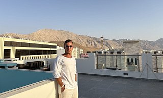 Der Gütersloher Matay Akbaba (27) über den Dächern von Maskat, der Hauptstadt des Oman. Hier hat er für ein Praktikum sechs Wochen verbracht. - Arbeitsagentur Der Gütersloher Matay Akbaba (27) über den Dächern von Maskat, der Hauptstadt des Oman. Hier hat er für ein Praktikum sechs Wochen verbracht. - Arbeitsagentur