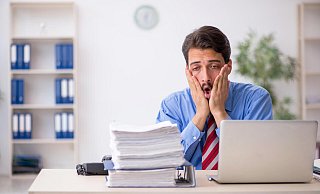 Viele Erwerbstätige beklagen Stress am Arbeitsplatz. Burnout, Depressionen und Ängste sind oft die Folgen. - picture alliance / Zoonar