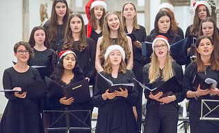 Bei „The One Horse Open Sleigh“ verbreitet der Chor auch optisch Weihnachtsstimmung. - ralf bittner