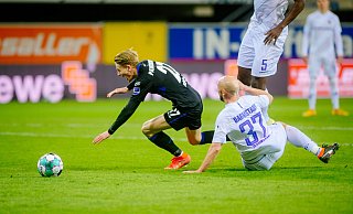 Chris Führich schoss gegen Darmstadt das 2:1 für den SC Paderborn. In dieser Szene holte er zudem einen Elfmeter heraus, da ihn Darmstadts Kapitän Fabian Holland regelwidrig stoppte. - Besim Mazhiqi