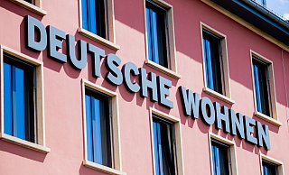 Der Schriftzug «Deutsche Wohnen» prangt an der Fassade der Zentrale der börsennotierten Wohnungsgesellschaft in Berlin. - Foto: Christoph Soeder/dpa