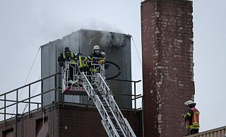 Die Feuerwehrmänner müssen hoch hinaus. - Andreas Zobe