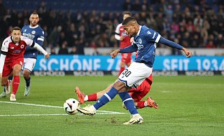 Isaiah Young zieht ab und trifft zum 1:0 für den DSC Arminia gegen Viktoria Köln. - Oliver Krato