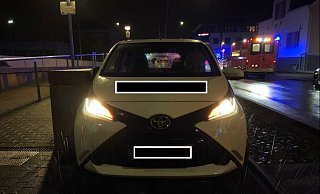Toyota im Gleisbett nach Crash in Gadderbaum - Polizei BI