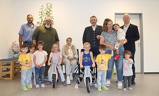Die Kinder sowie Investor Paul Gauselmann, Bürgermeister Henning Vieker, Kita-Leiter Christian Albrecht und Johanniter-Regionalleiter Christian Rehberg freuen sich über den tollen neuen Kindergarten.?Fotos: Klaus Frensing - Klaus Frensing