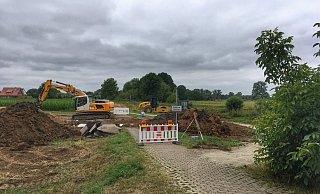 Hier wird viel Erde bewegt: Im Hunnebrocker Bruch tut die Stadt derzeit viel für den Schutz vor Hochwasser. Das Oberflächenwasser wird gereinigt, bevor es in die Polder fließt. - Katharina Eisele