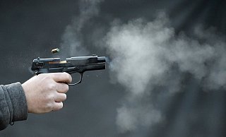 Mit Schreckschusspistolen haben mehrere Hochzeitsgäste in Steinheim für Aufregung gesorgt. - dpa