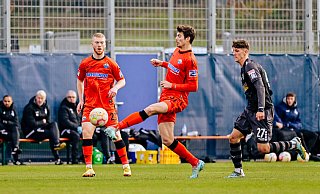Kai Klefisch (l.) und Maximilian Rohr, hier in einem Testspiel gegen den MSV Duisburg, könnten am Freitag die Paderborner Doppel-Sechs bilden. Rohr ist aber auch eine Option für den Angriff. - Besim Mazhiqi