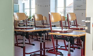 Leere Klassenzimmer wie hier in Bayern sind ab Montag auch im Kreis Paderborn Realität. - picture alliance/dpa/Armin Weigel