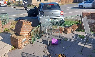 Dieser Smart krachte am Dienstag von der Werster Straße in die Mauer von Familie Fakih. - Mahmoud Fakih