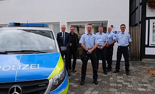 Bild (v.l.n.r.): Landrat Sven-Georg Adenauer, Bürgermeister Andreas Sunder, Polizeioberkommissar Dennis Eilhoff, Leitender Polizeidirektor Holger Meier, Polizeihauptkommissar Andreas Möllenhoff und Polizeihauptkommissar Rainer-Wilhelm Borgmeier. - Polizei Gütersloh