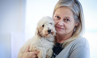 Christine Jirsa-Mruck liebt ihren kleinen Pepe über alles, den sie übers Internet bekommen hat. Doch er ist ein echter Problemhund. - Sarah Jonek